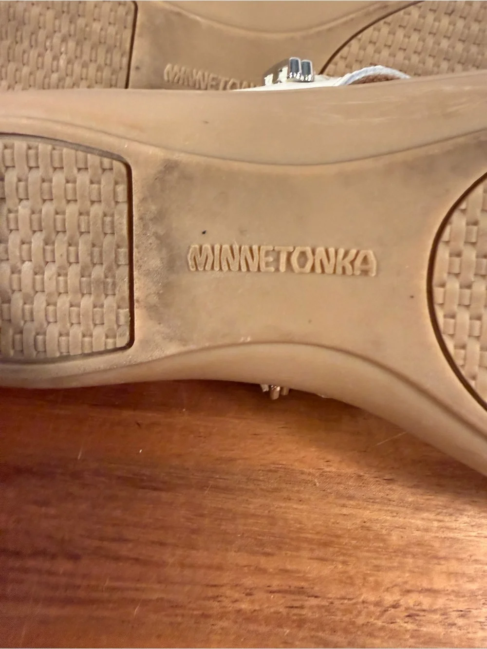 Minnetonka Silverthorne 360 Thong Sandals in White with Turquoise Stone Size 7
